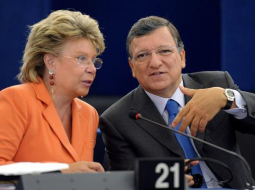 EK prezidents Žozē Manuels Barrozu sarunā ar viceprezidenti Vivjenu Redingu. Foto: AFP/LETA