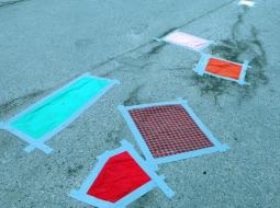 Ķekavas novada Jaunatnes iniciatīvu centra un Ķekavas novada jauniešu padomes rīkotās akcijas ""Bliez no bedres!" lāpa bedres!" šopavasar aizlāpītās bedres Ķekavas centrā. Foto: Edijs Pālens, LETA