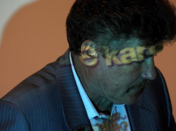 "Rīgas satiksmes" valdes priekšsēdētājs Leons Bemhens piedalās skolēnu jaunās e-kartes prezentācijas pasākumā. Foto: Edijs Pālens, LETA