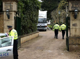 Policisti pie Krievijas oligarha Borisa Berezovska mājas vārtiem. Foto: AFP/LETA