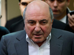 Krievijas oligarhs Boriss Berezovskis atbild uz žurnālistu jautājumiem pēc Londonas tiesas sprieduma. Foto: AFP/LETA