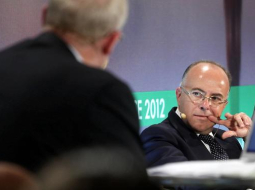 Francijas Eiropas lietu ministrs Bernārs Kazenēvs (Bernard Cazeneuve) piedalās diskusijā "Vai globālās ekonomikas restrukturizācija spēs atjaunot Rietumu ietekmi?" augsta līmeņa drošības un ārpolitikas forumā "Rīgas konference" Melngalvju namā. Foto: Ieva Čīka, LETA