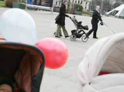 Attēlam no māmiņu un bērnu pastaigas ir ilustratīva nozīme. Foto: Mārtiņš Zilgalvis, F64