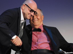 Venēcijas filmu festivāla galvenās balvas ieguvējs itāļu režisors Džanfranko Rosi, kura filma "Sacro Gra" kļuvusi par Venēcijas festivāla uzvarētāju(no kreisās), kopā ar žūrijas priekšsēdētāju Bernardo Bertoluči. Foto: EPA/LETA