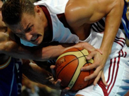 Andris Biedriņš, aizstāvot valsts izlases krāsas. Foto: Romans Kokšarovs, F64