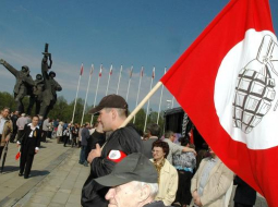 Jaunieši ar nacionālboļševiku simboliku 2006.gadā Uzvaras parkā pie pieminekļa padomju armijas karavīriem. Foto: Lauris Nagliņš, LETA