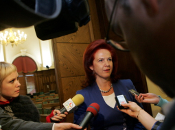 Solvita Āboltiņa žurnālistu ielenkumā. Foto: Raitis Plauks, F64