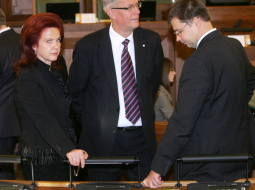 Solvita Āboltiņa, Valdis Zatlers un Valdis Dombrovskis Saeimas sēdē. Foto: Raitis Plauks, F64