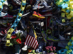 Piemiņas vieta Bostonas maratona teroraktā bojāgājušajiem. Foto: AFP/LETA