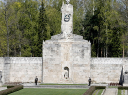 Brāļu kapu ansambļa noslēdzošā siena ar Mātes Latvijas tēlu. Foto: Mārtiņš Zilgalvis, F64