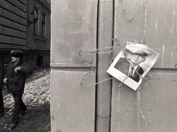 1990.gada 14.janvāris. Barikāžu laiks pie toreizējās Augstākās padomes. Gorbačova attēls auseklīša skavās. Foto: Aivars Liepiņš, F64