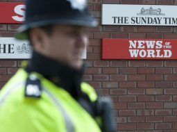Britu policists apsargā skandalozo Mērdoka mediju redakcijas. Foto: AFP/LETA