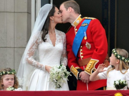 Britu karaliskais jaunlaulāto pāris vienojas savienību apliecinošā skūpstā uz balkona tautas acu priekšā. Foto: EPA/LETA