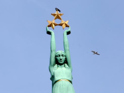 Brīvības piemineklis un vārna uz zelta zvaigznēm. Foto: Edijs Pālens, LETA