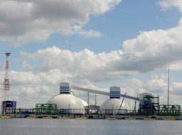 Skats uz Kundziņsalu Rīgas brīvostā. Foto: Gints Ivuškāns, F64