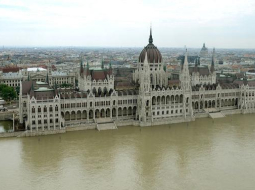 Budapeštas parlaments Donavas ūdeņu apskalots. Foto: EPA/LETA
