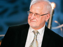 Labdarības koncertā piedalīsies arī Zvannieku ģimenes "galvenais tētis", mācītājs Juris Cālītis. Foto Emīls Desjatņikovs, F64