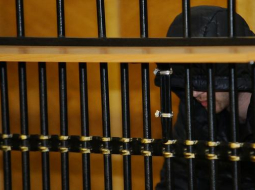 Smagos kibernoziegumos apsūdzētais Imantas iedzīvotājs Deniss Čalovskis pirms tiesas sēdes janvārī, kurā lēma par izdošanu ASV. Foto: Evija Trifanova, LETA