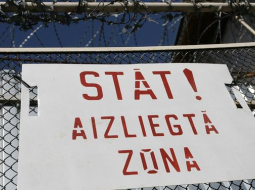 Cietuma žogs. Foto: Elmārs Rudzītis, F64