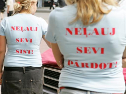 Latvijā notikusi ne viena vien akcija, brīdinot par cilvēktirdzniecību. Foto: Lauris Nagliņš, LETA