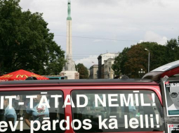 Cilvēktirdzniecības novēršanai veltītās kampaņas informatīvais "busiņš" Kaļķu ielā pirms septiņiem gadiem. Foto: Lauris Nagliņš, LETA