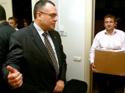 Centrālās vēlēšanu komisijas priekšsēdētājs Arnis Cimdars ieaicina komisijā kustības "Par vienlīdzīgām tiesībām" koordinatoru Andreju Tolmačevu, kurš kastē nes savāktos parakstus par Pilsonības likuma grozīšanu. Foto: Gints Ivuškāns, F64