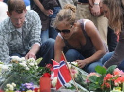 Cilvēki pie Oslo katedrāles noliek ziedus, pieminot piektdienas teroraktu upurus. Foto: EPA/LETA