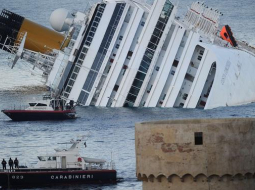 Lielais pasažieru laineris "Costa Concordia" šogad janvārī. Foto: AFP/LETA