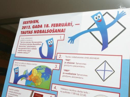 CVK sagatavotie informatīvie materiāli tautas nobalsošanai par likumprojekta "Grozījumi Latvijas Republikas Satversmē" pieņemšanu, kas paredz krievu valodai noteikt otras valsts valodas statusu. Foto: Edijs Pālens, LETA