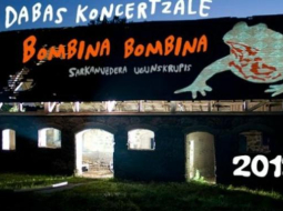 Šogad 30.jūnijā ikgadējais bezmaksas pasākums „Dabas koncertzāle” notika Daugavpils novadā Demenes pagastā, kur mīt aizsargājamais sarkanvēdera krupis.  Ekrānšāviņš no www.daba.gov.lv