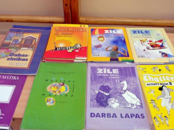 Skolēnu darba burtnīcas. Foto: Lita Krone, LETA