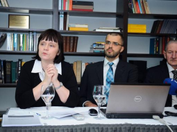 "Sabiedrības par atklātību - Delna" padomes priekšsēdētāja Inese Voika, direktors Kristaps Petermanis un bijušais Satversmes tiesas priekšsēdētājs Aivars Endziņš piedalās "Sabiedrība par atklātību – Delna" rīkotajā pasākumā "Prioritātes korupcijas ierobežošanai Latvijai 2013.gadā". Foto: Evija Trifanova, LETA