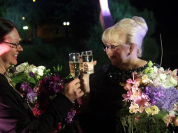 Mākslas kritiķe un kuratore Helēna Demakova (no kreisās) un mecenāte Ināra Tetereve piedalās pieminekļa izcilajam rīdziniekam, baletdejotājam Mārim Rūdolfam Liepam atklāšanā. Foto: Ieva Lūka, LETA