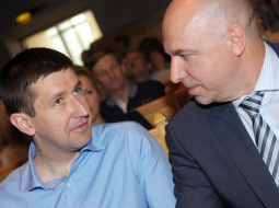 Edmunds Demiters (no labās) un Vjačeslavs Dombrovskis Reformu partijas kongresā. Foto: Ieva Lūka, LETA