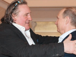 Franču aktieris Žerārs Depardjē (no kreisās) tikšanās laikā ar Krievijas prezidentu Vladimiru Putinu. Foto: EPA/LETA