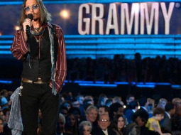 Aktieris Džonijs Deps uzrunā klātesošos ikgadējās Grammy balvas atklāšanā. Foto: AFP/LETA