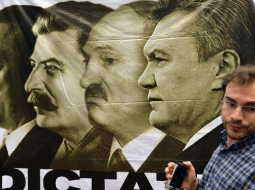 Diktatori kopā - Hitlers (no kreisās), Staļins, Aleksandrs Lukašenko un arī Ukrainas prezidents Viktors Janukovičs. Foto: AFP/LETA