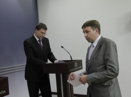 Valdības vadītājs Valdis Dombrovskis (no kreisās) un satiksmes ministrs Uldis Augulis pēc slēgtās valdības sēdes par "airBaltic" jautājumu.