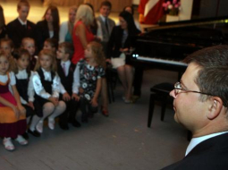 Valdības vadītājs Valdis Dombrovskis (no labās) bērnudārzā. Foto: Edijs Pālens, LETA
