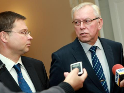 Budžeta projektu atbalstīja koalīciju pārstāvošie parlamentārieši, kā arī opozīcijā esošā Zaļo un zemnieku savienība. Attēlā: Valdis Dombrovskis un Augusts Brigmanis (ZZS). Foto: Ieva Lūka, LETA