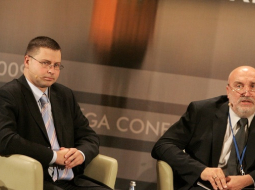 Ministru prezidents Valdis Dombrovskis (no kreisās) un bijušais premjers, tagadējais Eiropas Parlamenta deputāts Ivars Godmanis piedalās konferences "Ekonomiskā atgūšanās mainīgā drošības vidē: transatlantiskā dienaskārtība 2010" diskusijā. Foto: Evija Trifanova, LETA