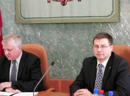 Pēteris Krīgers un Valdis Dombrovskis NTSP sēdē. Foto: Raitis Plauks, F64