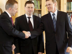 Ministru prezidents Valdis Dombrovskis (centrā), finanšu ministrs Andris Vilks un Latvijas Bankas prezidents Ilmārs Rimšēvics cits citu apsveic, parakstījuši vēstuli par ārpuskārtas konverģences ziņojuma pieprasīšanu Eiropas Komisijai un Eiropas Centrālajai bankai. Foto: Nora Krevneva, F64