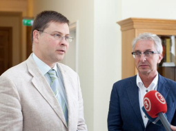 Valdis Dombrovskis un Ojārs Rubenis (no labās) pēc tikšanās. Foto: Toms Norde, Valsts kanceleja