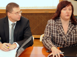 Premjers Valdis Dombrovskis (JL, "Vienotība") un viņa padomniece Sandra Bukane. Foto: Edijs Pālens, LETA