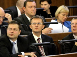 Valda Dombrovska (no kreisās) valdības locekļi Saeimas sēdē par valsts budžeta izskatīšanu. Foto: Kaspars Krafts, F64