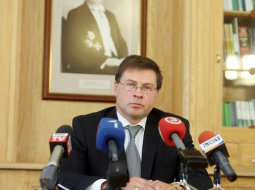 Valdības vadītājs Valdis Dombrovskis preses konferencē. Foto: Edijs Pālens, LETA