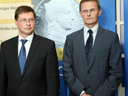 Ministru prezidents Valdis Dombrovskis (no kreisās) un finanšu ministrs Andris Vilks piedalās ceļojošās izstādes "Eiro - mana valūta" atklāšanas pasākumā Rīgas Latviešu biedrības namā. Publicitātes foto