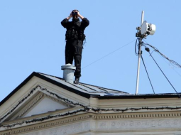 Drošības dienesta darbinieki uz jumta. Foto: EPA/LETA