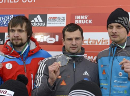 Eiropas čempioni skeletonā - Martins Dukurs (centrā), Tomass Dukurs (pa labi) un sudraba medaļas ieguvējs krievs Aleksandrs Tretjakovs. Foto: EPA/LETA